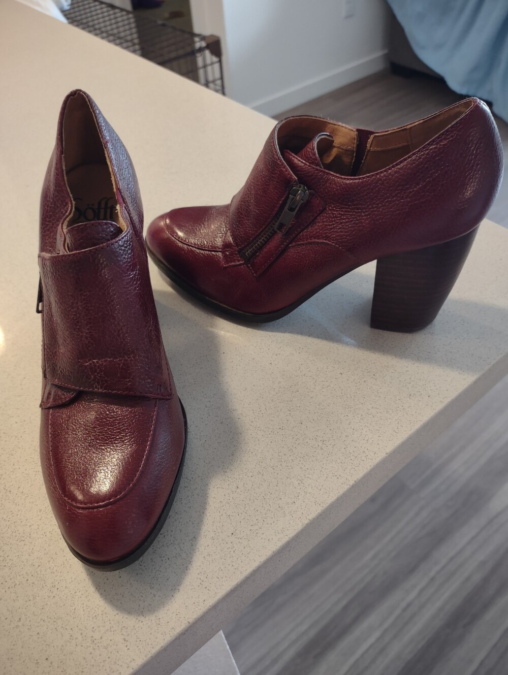 Sofft Size 8 Women's Burgundy Leather Zip Side Shoes. Mint Condition